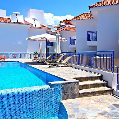 1 Bedroom - Private Heated Jacuzzi - Large Communal Pool